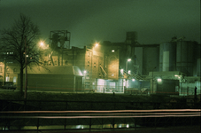 854575 Gezicht op de fabriek van Central Soya (Cereol, Everard Meijsterlaan 3) te Utrecht, bij nacht.